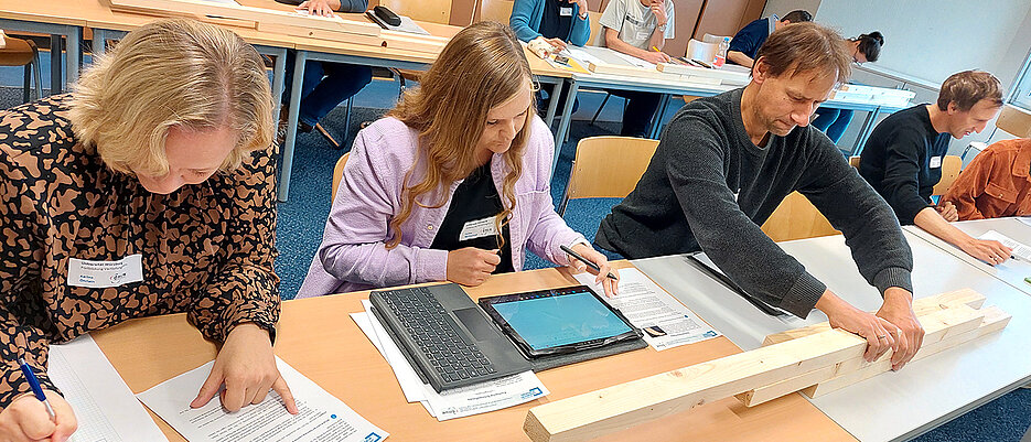 Die neuen Vertiefungskurse in der Oberstufe bayerischer Gymnasien sind so neu, dass auch Lehrkräfte froh sind, wenn sie dazu passende Weiterbildungsangebote besuchen können. 